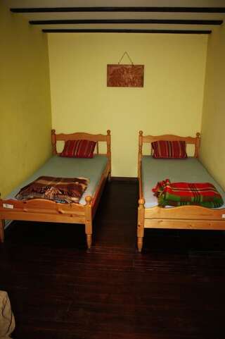 Хостелы Hikers Hostel Велико-Тырново Двухместный номер с 2 отдельными кроватями и общей ванной комнатой-2