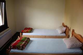 Хостелы Hikers Hostel Велико-Тырново Двухместный номер с 2 отдельными кроватями и общей ванной комнатой-3
