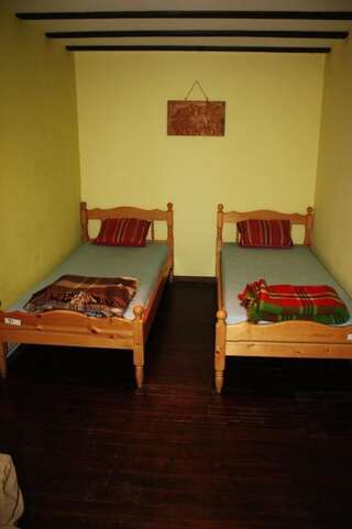 Хостелы Hikers Hostel Велико-Тырново Двухместный номер с 2 отдельными кроватями и общей ванной комнатой-7